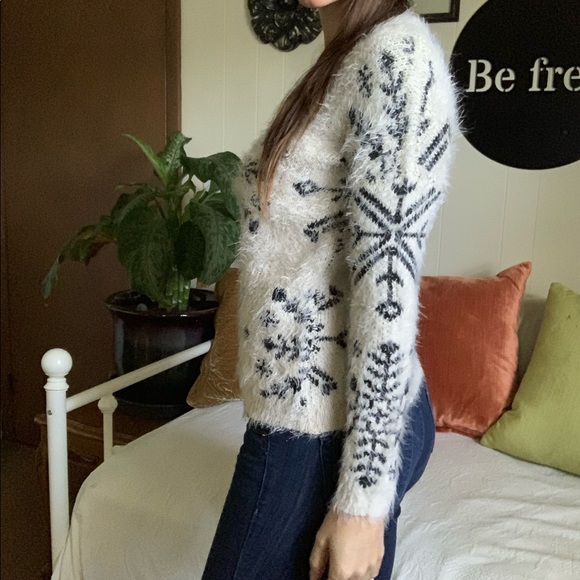 💛 SO SOFT* Cream and black snowflake knit sweater - Picture 3 of 15